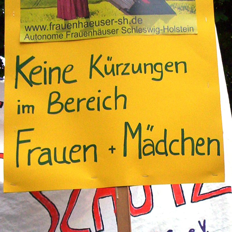 Plakat mit der Aufschrift: Keine Kürzungen im Bereich Frauen und Mädchen