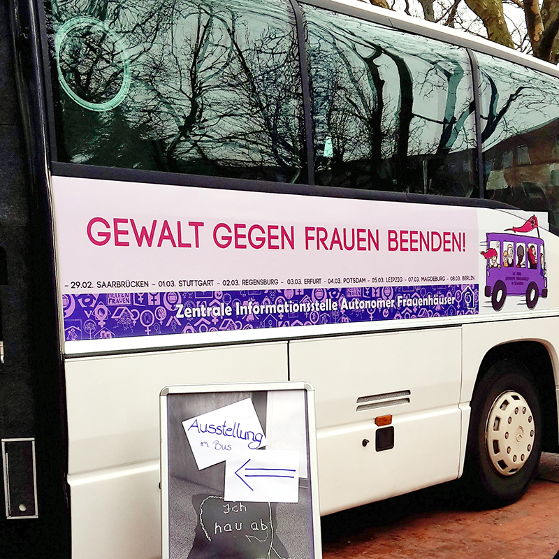 Ein Bus mit der Aufschrift: Gewalt gegen Frauen beenden